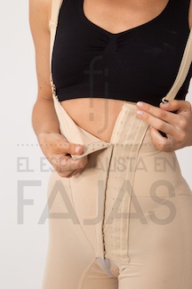 <?=CALZA ALTA CON GANCHITOS DE ABAJO DEL BUSTO HASTA PANTORRILLA?>